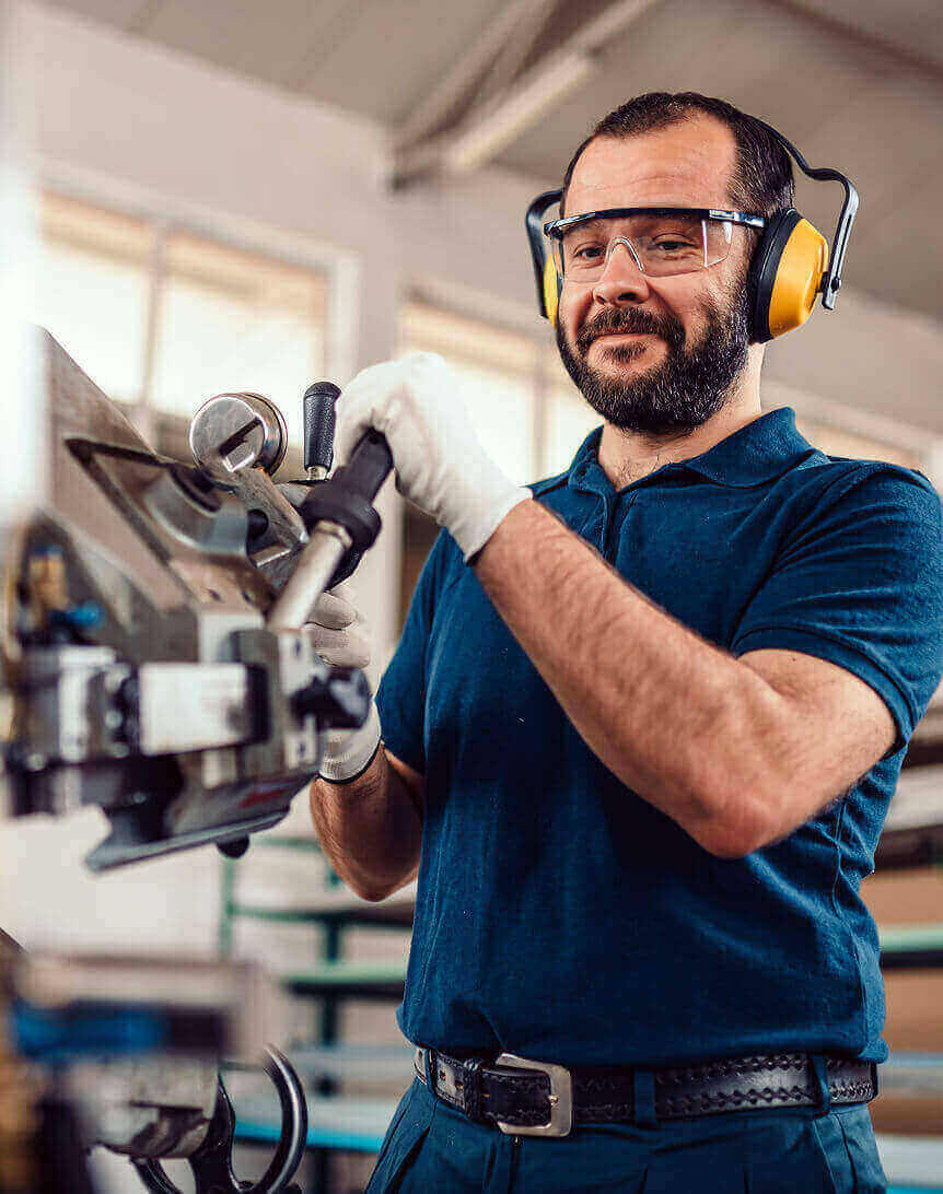 Manufacturing technician using a secure remote access solution