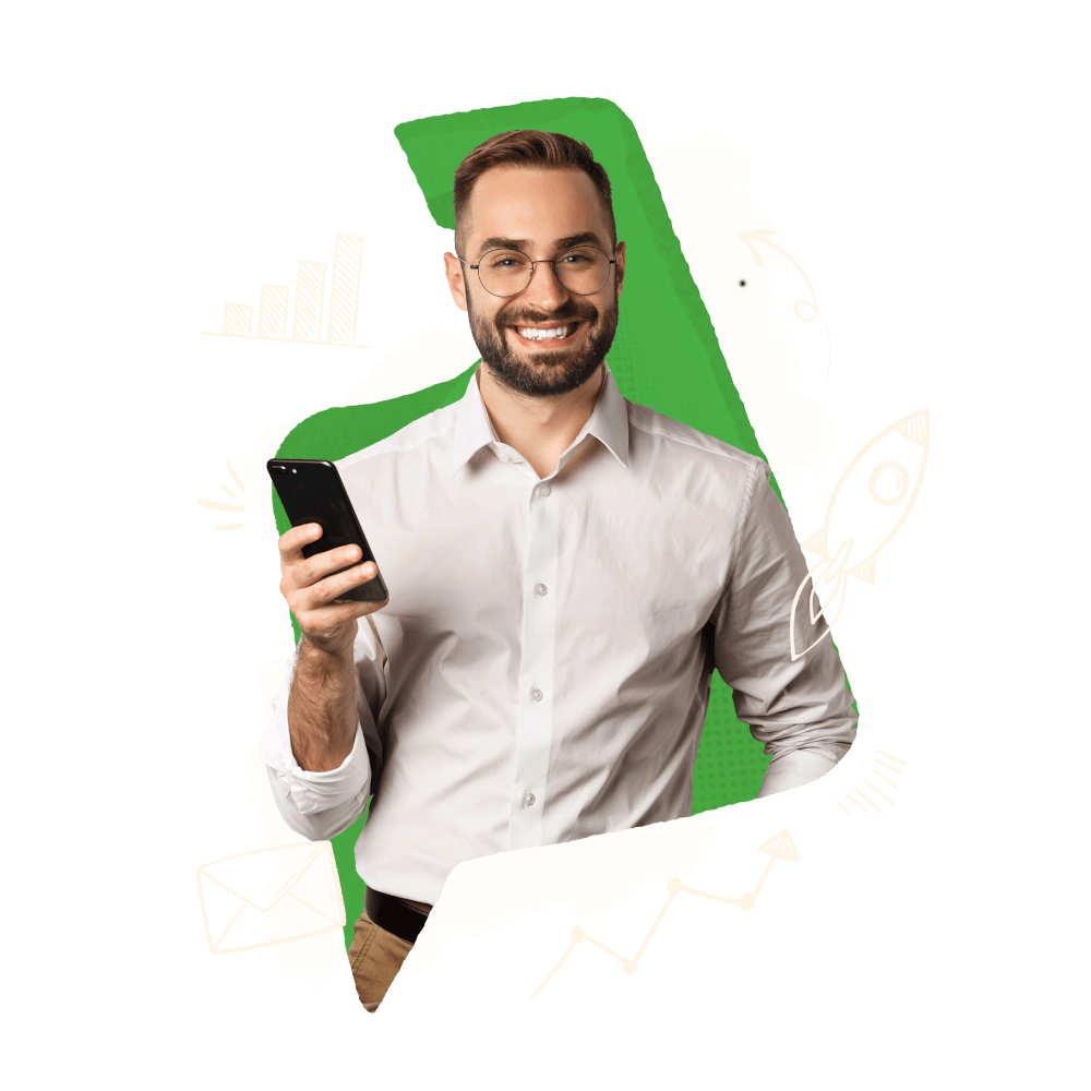 Mulher sorridente segurando celular, com ilustrações de gráfico, foguete e e-mail ao fundo.