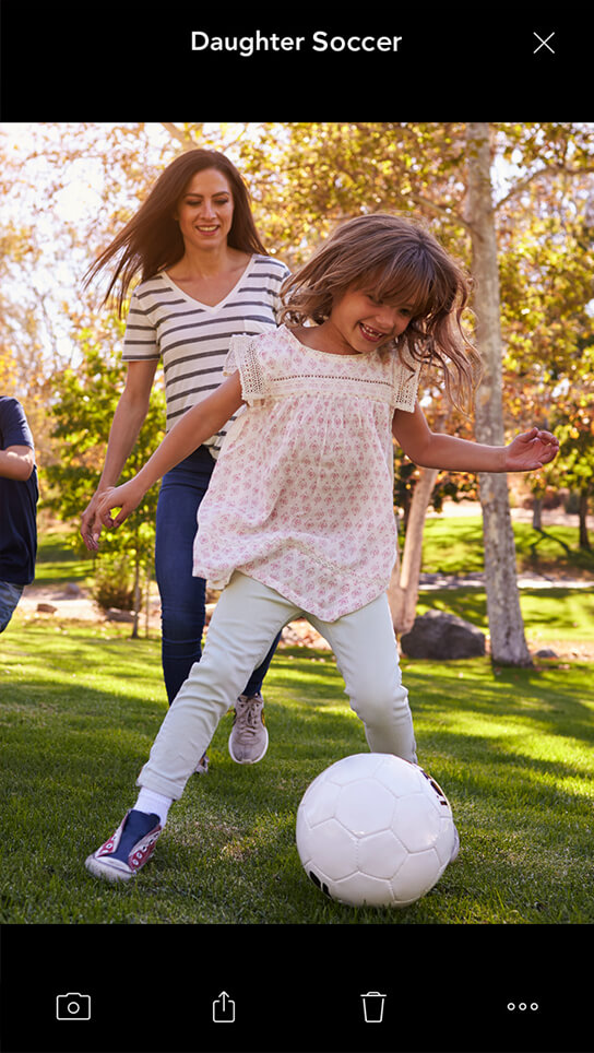 お子様がサッカーに興じる様子を写真に撮る